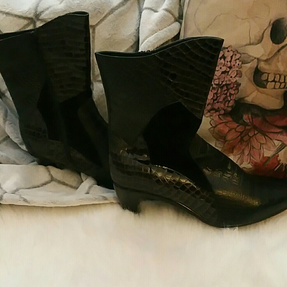Never worn Helle snakeskin and suede comfort boot