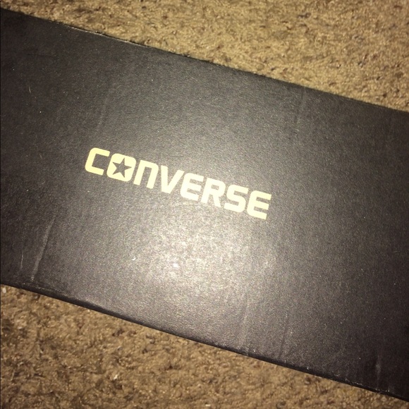 Red converse - Picture 2 of 4