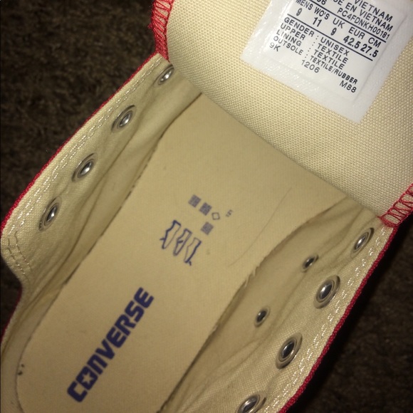 Red converse - Picture 3 of 4
