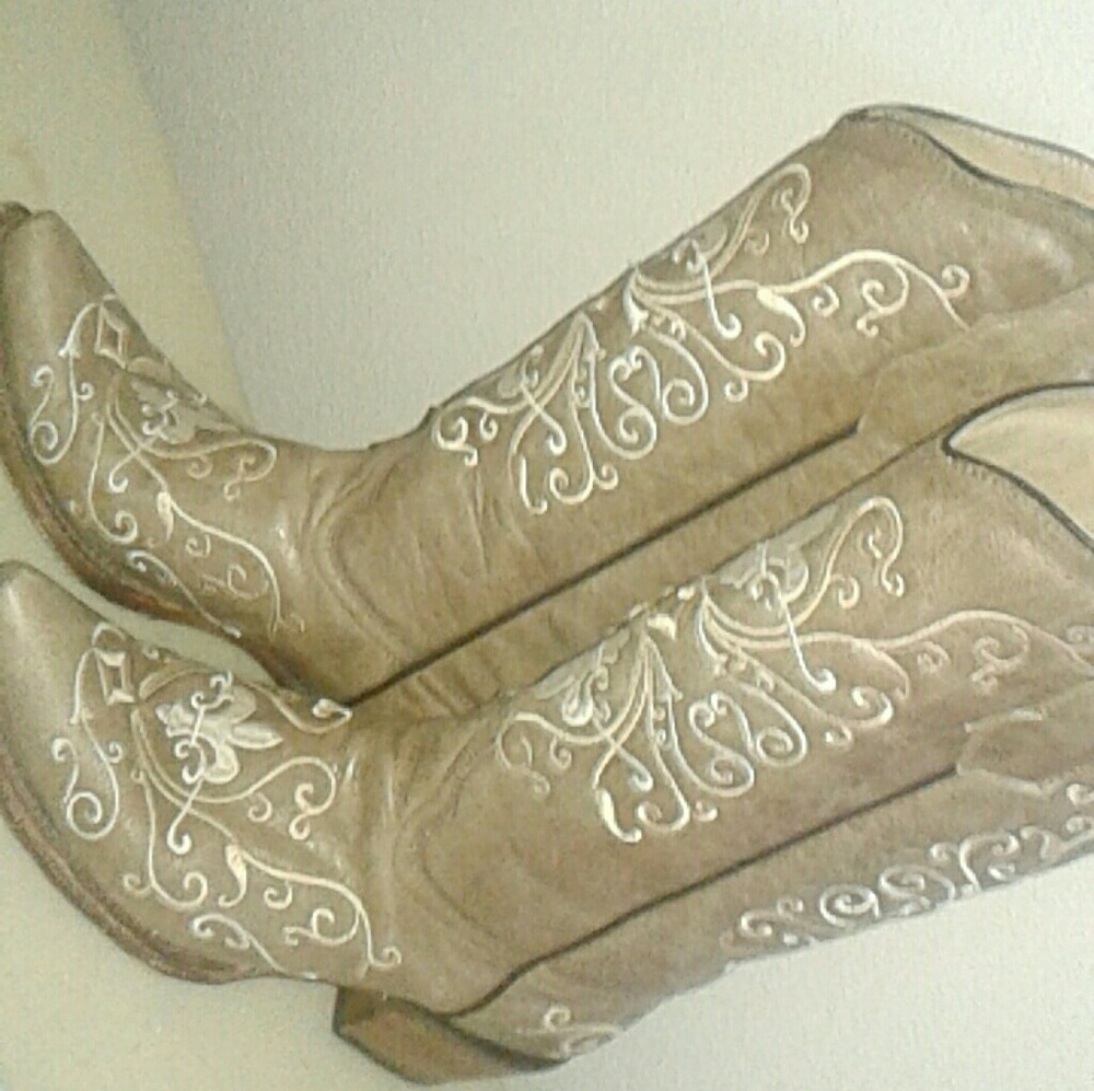 Pointed toe boots