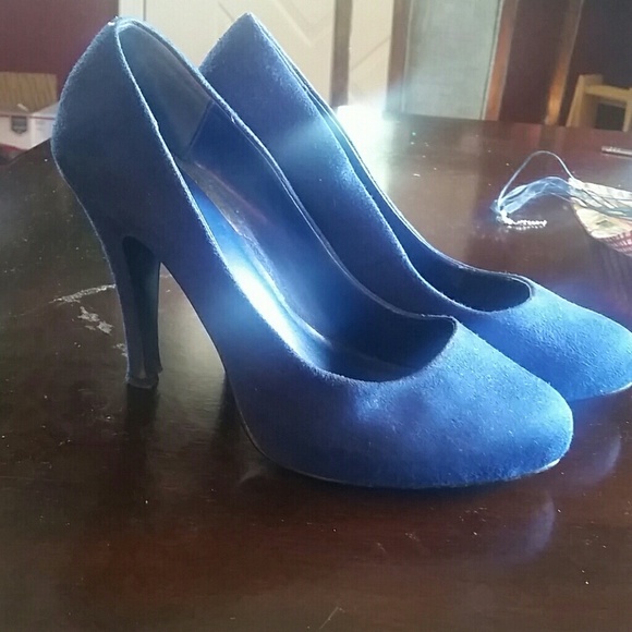 Blue suede pumps. Size 9. - Picture 3 of 4