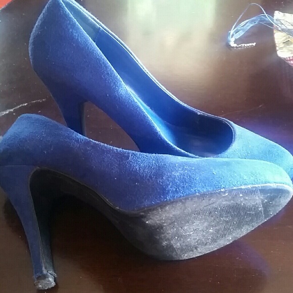 Blue suede pumps. Size 9. - Picture 4 of 4