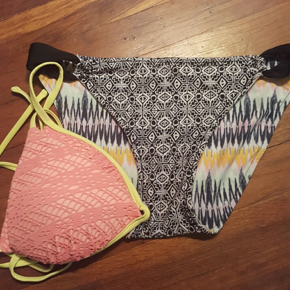 👙 2 Pc. Swimsuit, Reversible Bottoms! - Picture 5 of 6