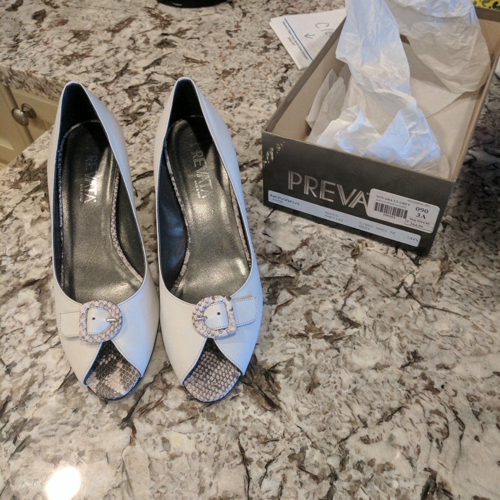 Prevata light grey pumps