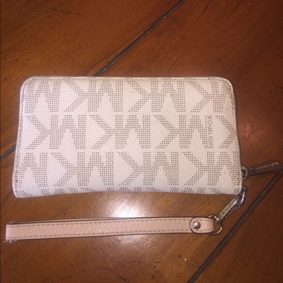 Michael Kors wristlet - Picture 2 of 5