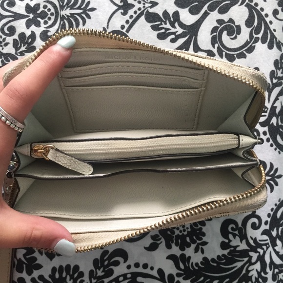 Michael Kors wristlet - Picture 5 of 5