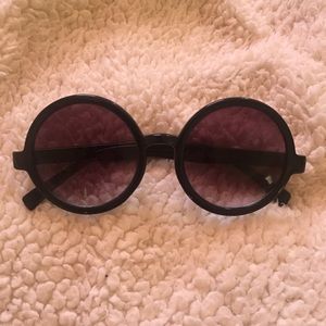 Black circle sunglasses