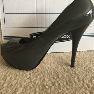 Steve Madden "LIMAA" platform heels in gray 8.5