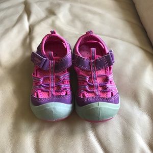 Size 6 Osh Kosh velcro shoes