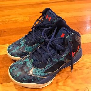 Under Armor Boys Basketball sneakers