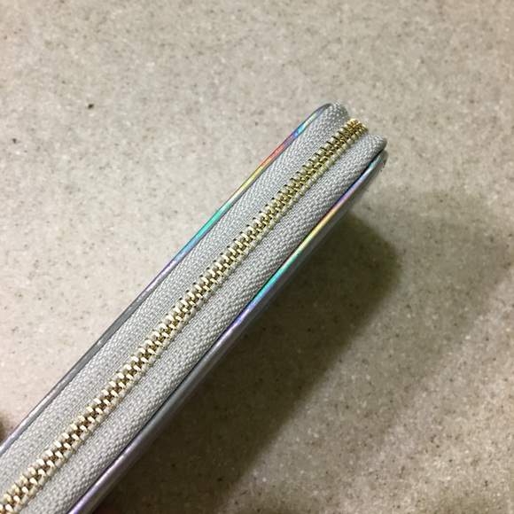 LAST ONE// Holographic Wallet - Picture 2 of 3
