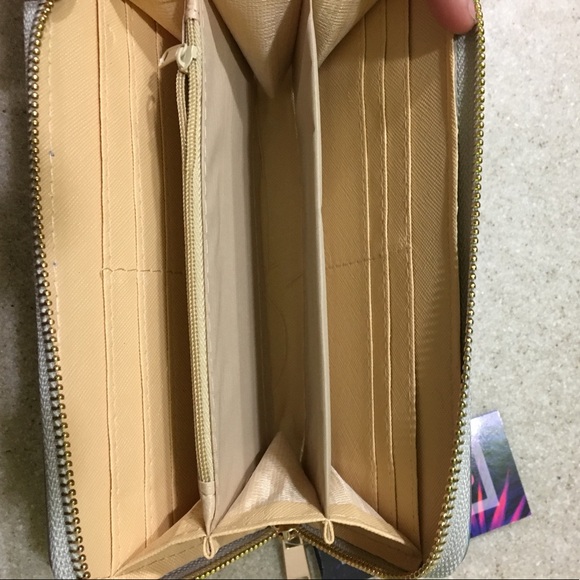 LAST ONE// Holographic Wallet - Picture 3 of 3