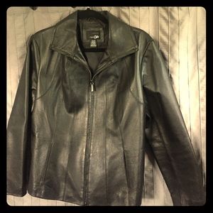 Beautiful black leather jacket!🌸