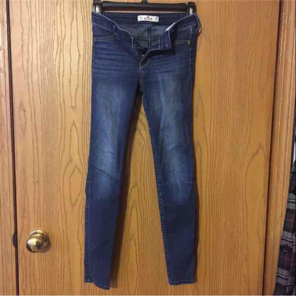 *SOLD ON MERC* Soft Hollister skinny jeans