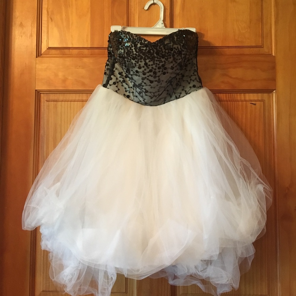 Windsor Homecoming Strapless Dress