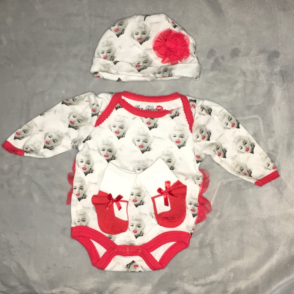 Long sleeve onesie w/ matching hat and sock(NWOT)