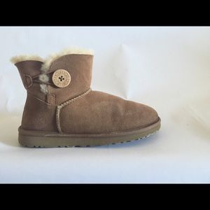 UGG Bailey short chestnut boot
