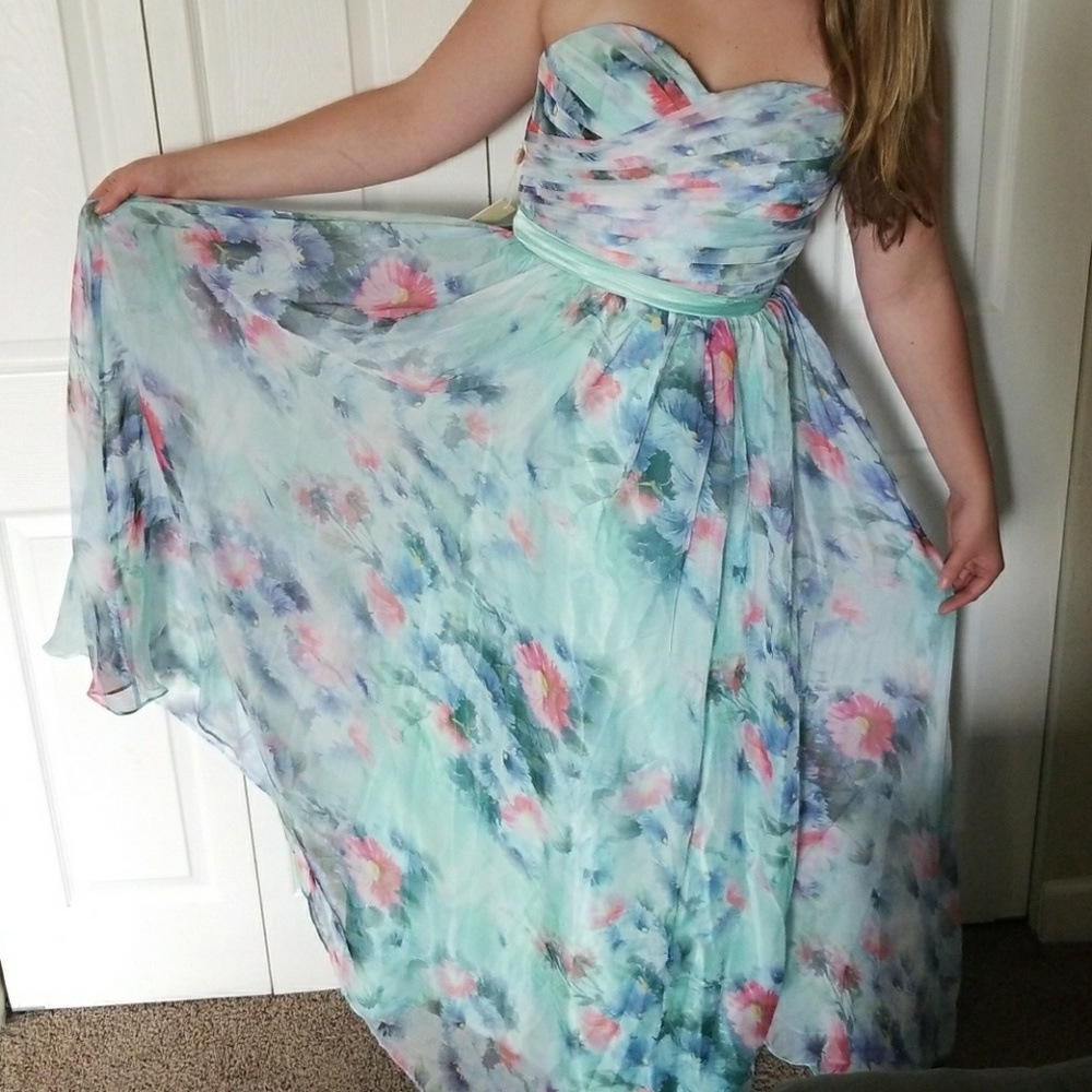 🔥Stunning floral dress.