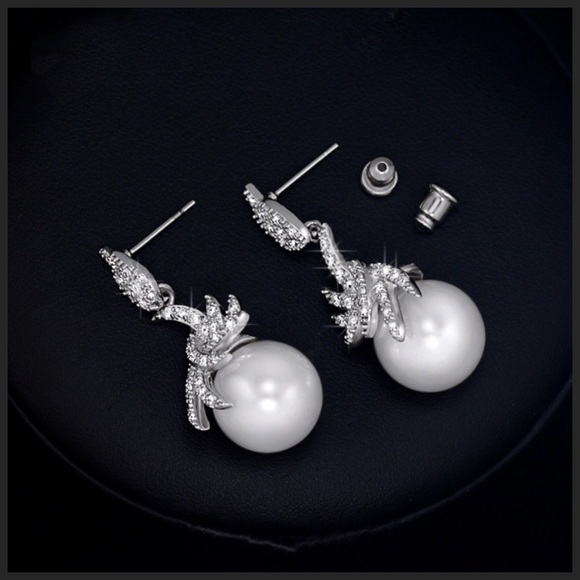 Swarovski Crystals Pearl Earrings - Picture 4 of 4