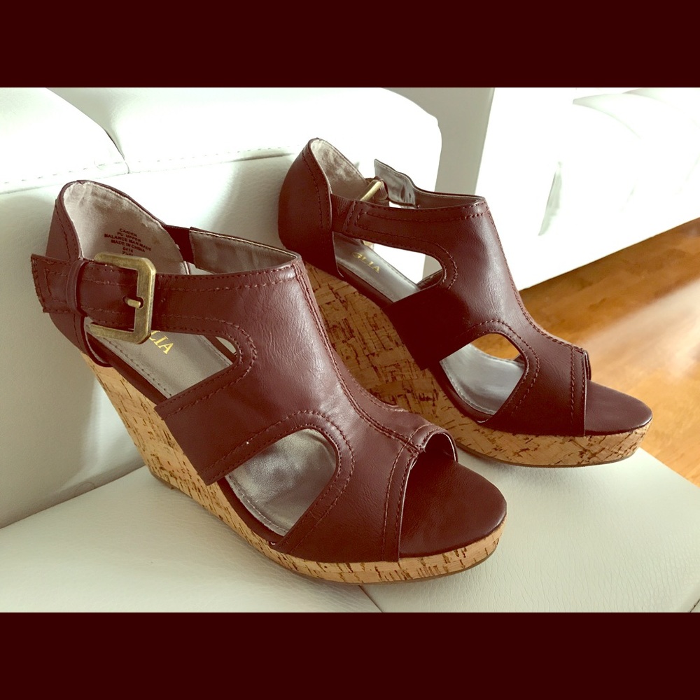 Intaglia Brown Wedges