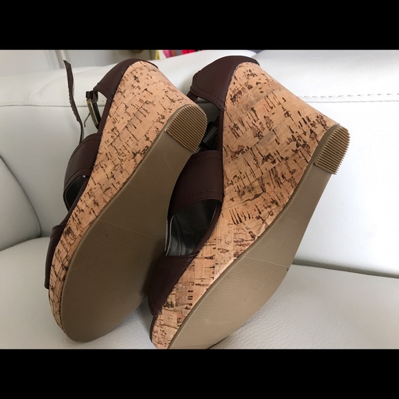 Intaglia Brown Wedges - Picture 3 of 5