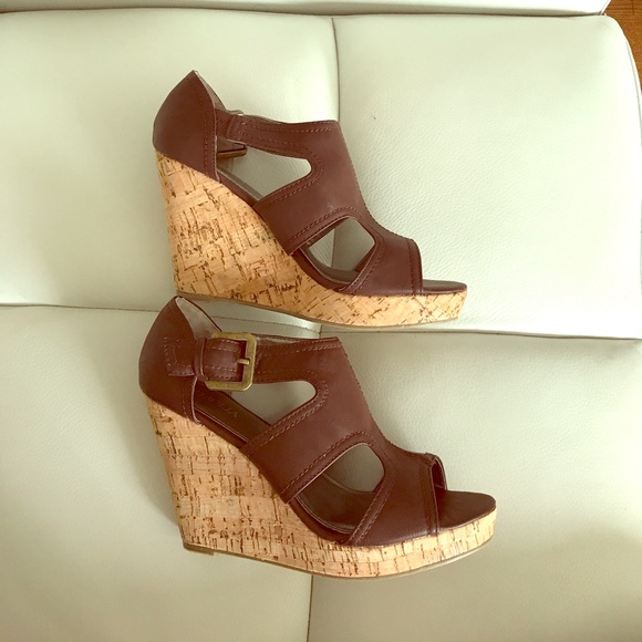 Intaglia Brown Wedges - Picture 2 of 5
