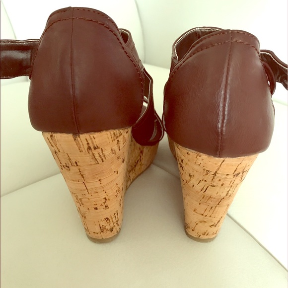 Intaglia Brown Wedges - Picture 4 of 5