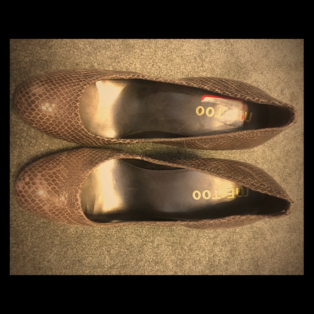 ME TOO taupe (grey/brown) snakeskin heels. 8.5