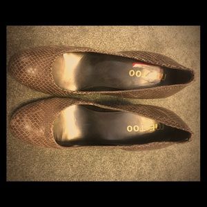 ME TOO taupe (grey/brown) snakeskin heels. 8.5