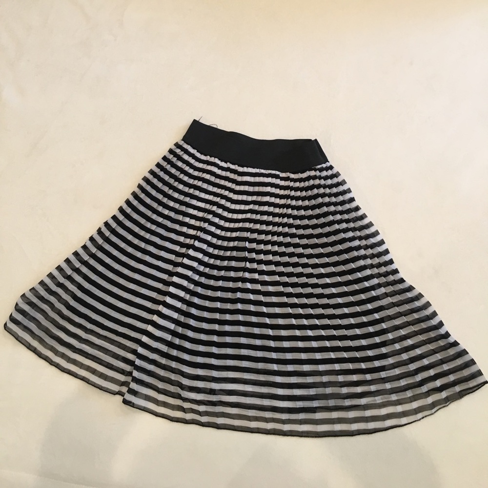 Forever 21 pleated b&w skirt