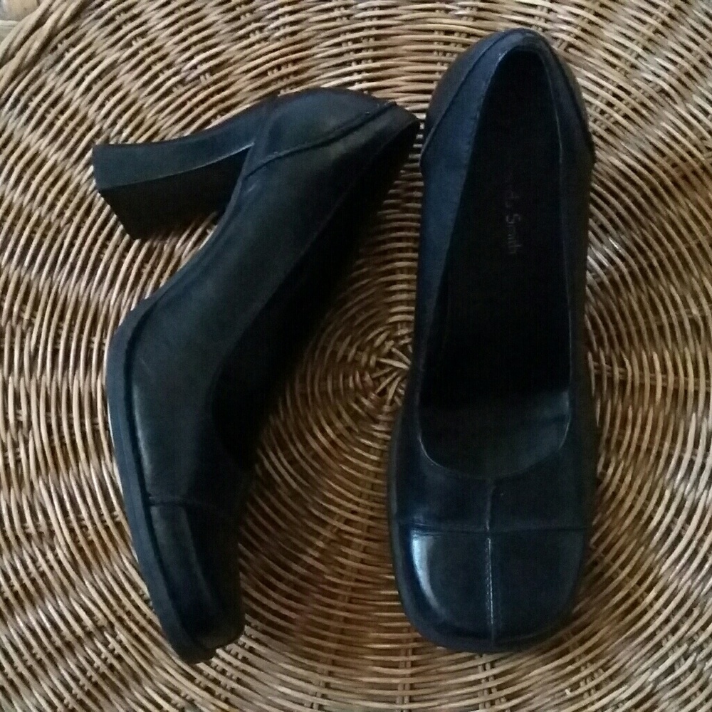 Black leather block heel shoes