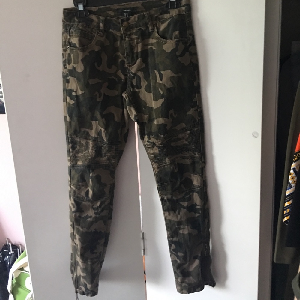 Forever 21 Camo Low Rise Zip Bottom Skinny Pants