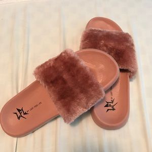 PINK FUR SLIDES (SIZE 7)