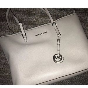 🎉preowned gray MICHAEL KORS purse