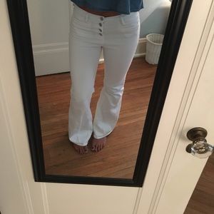White denim flare jeans!🔥