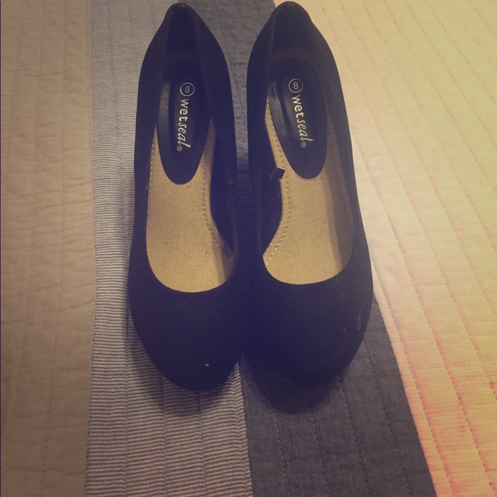 Wet seal wedges