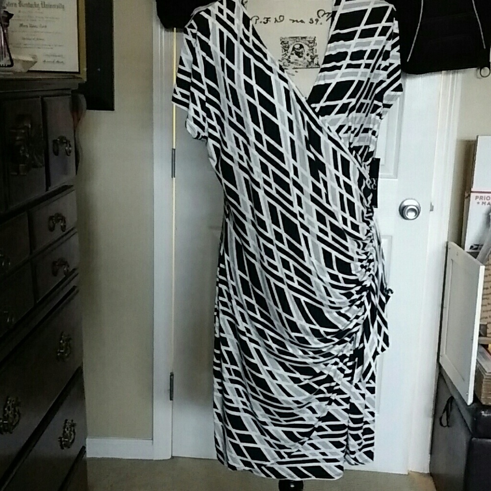 NWT Faux Wrap flattering dress!