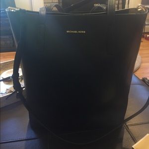 Like New Michael Kors bucket bag