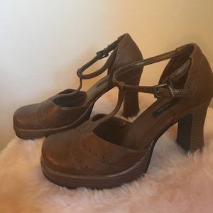 Xhilaration cute Oxford brown heels size 6.5
