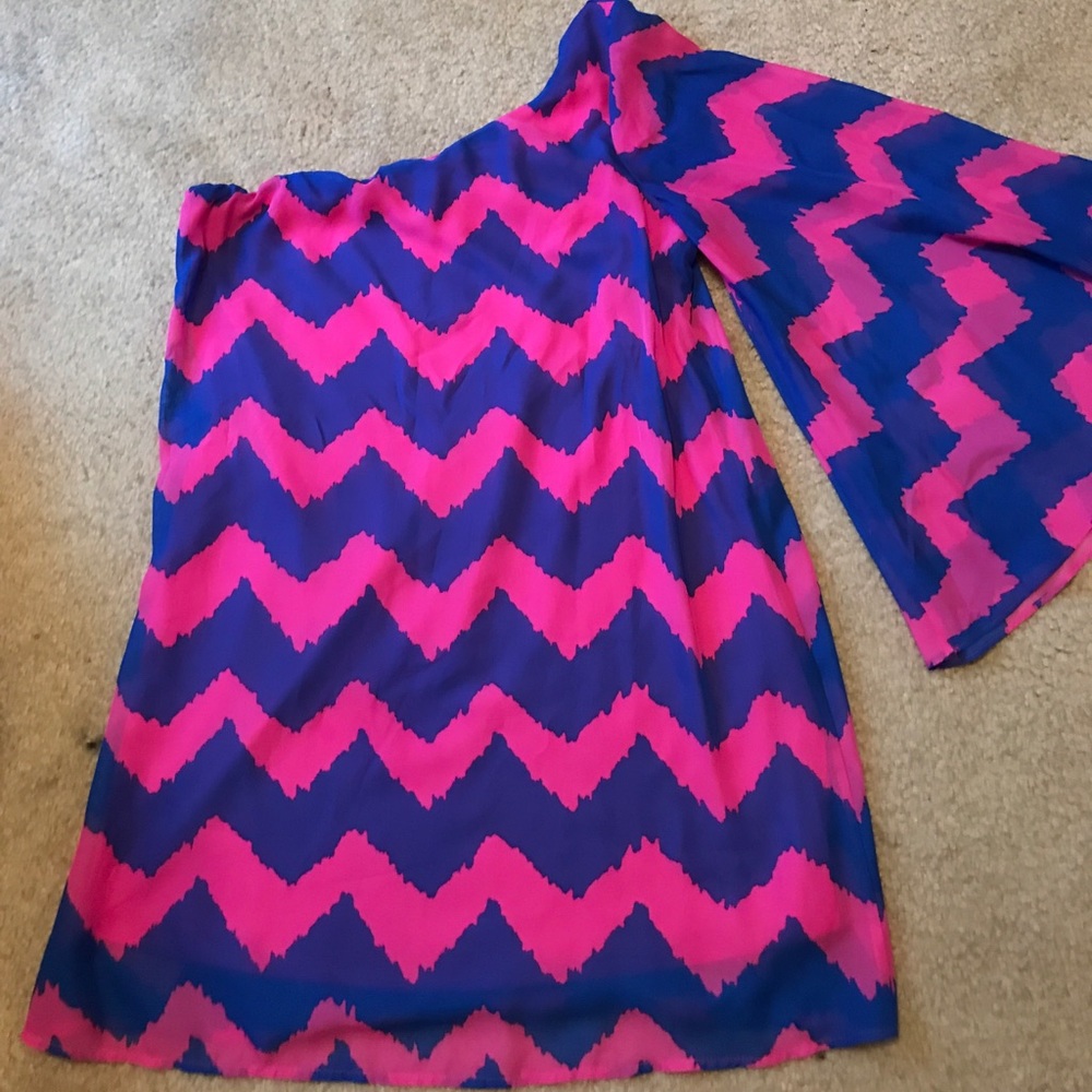 Cute one sleeved dress 🙈