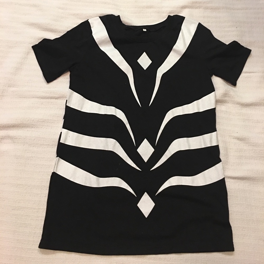 black and white crew neck shirt