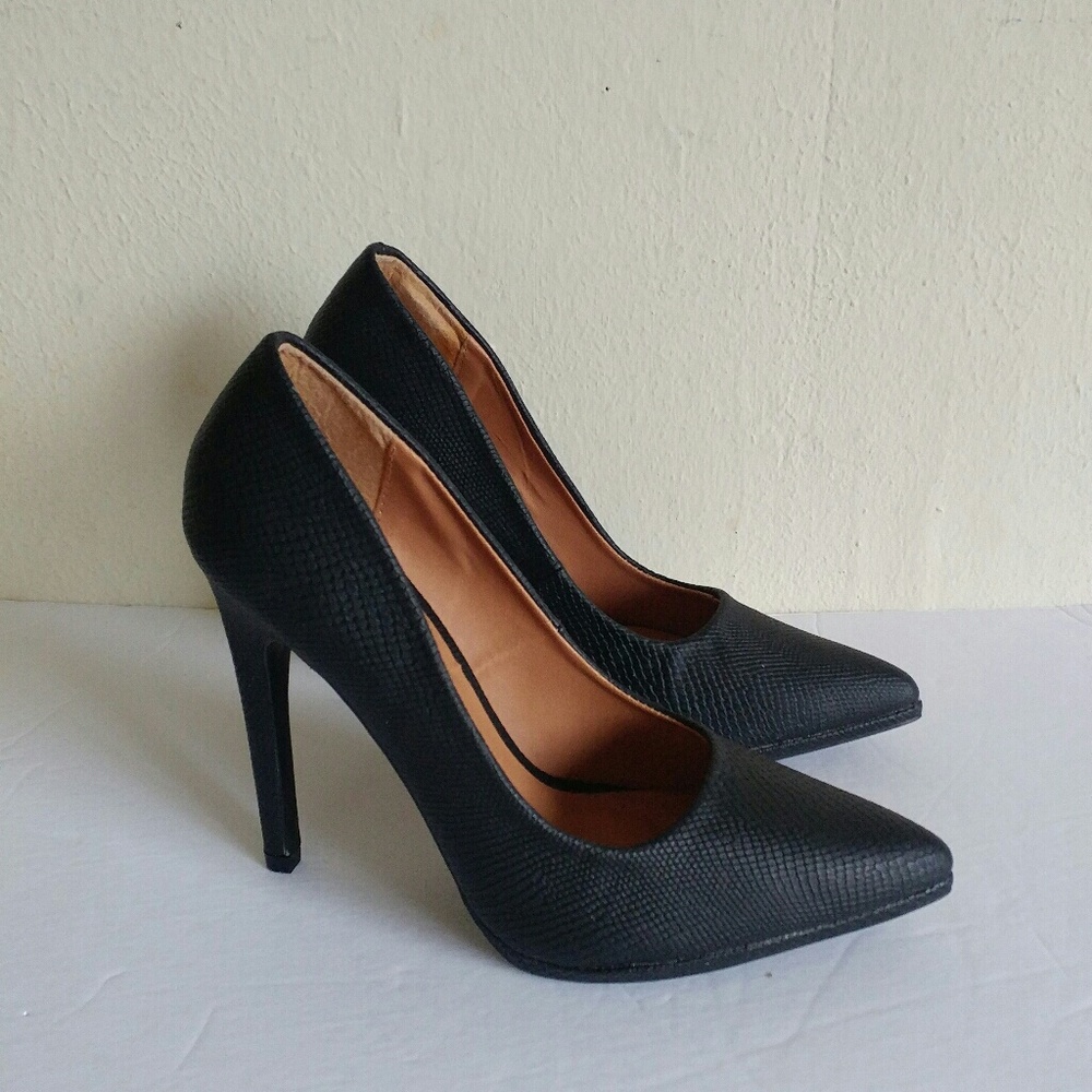 !Textured black pointy toe heels
