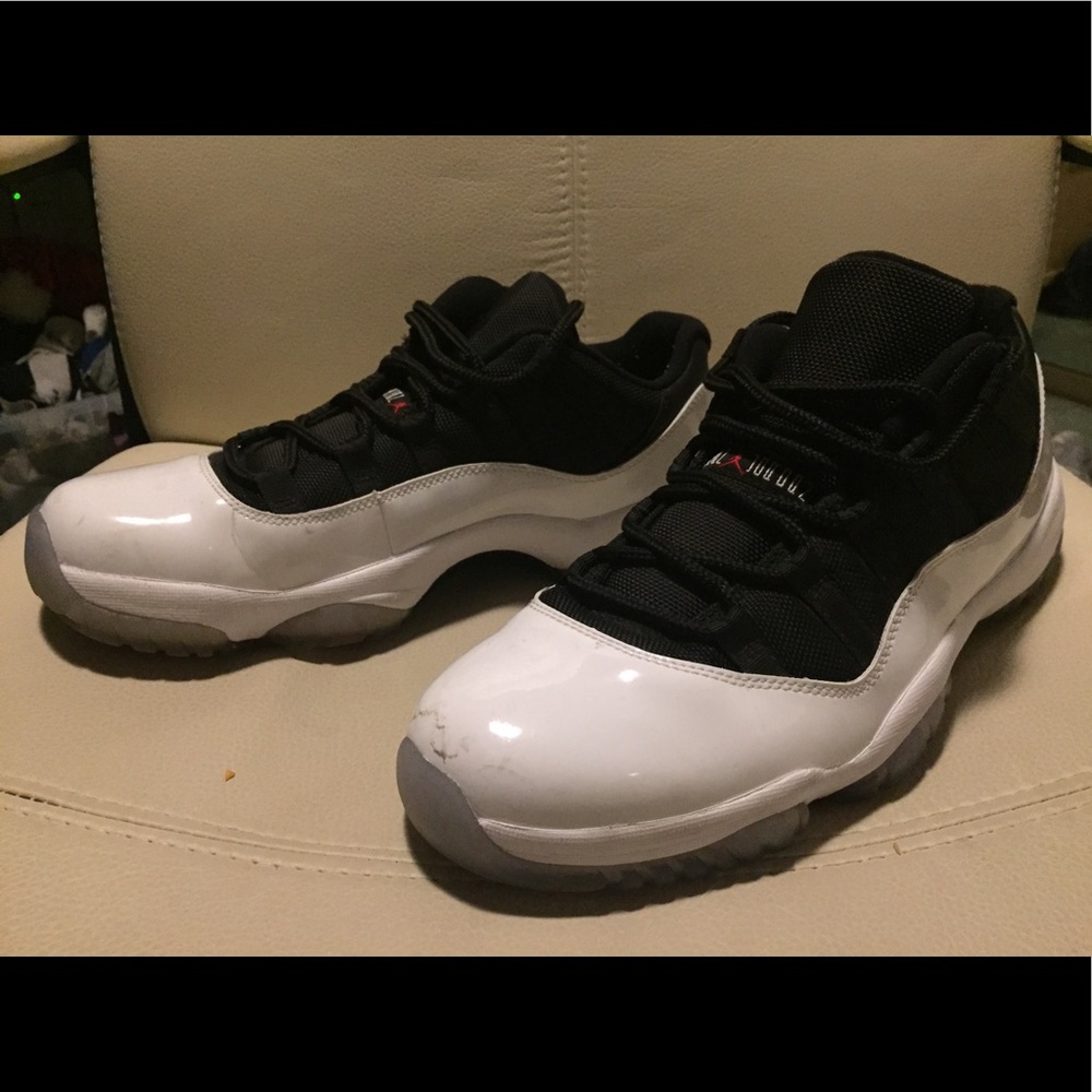 Jordan 11 Low Tuxedo
