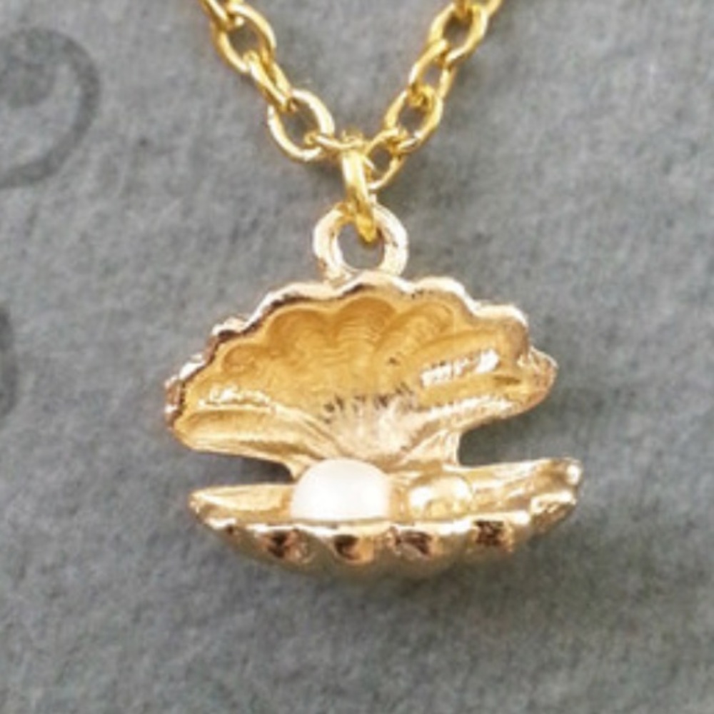 🌼Beautiful Gold Clam Pearl Necklace🌼