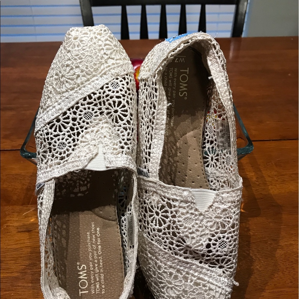 Woman's lacy beige Toms