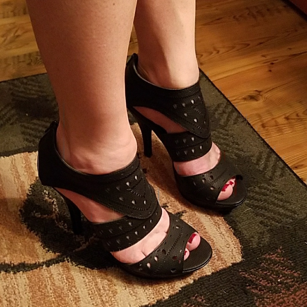 Never worn black - Picture 1 of 4