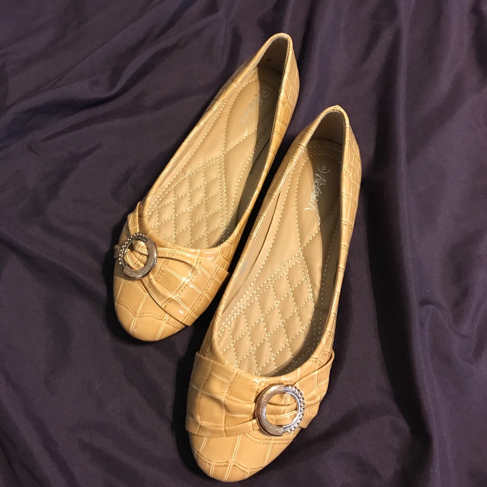 Fun brand new cream/tan flats