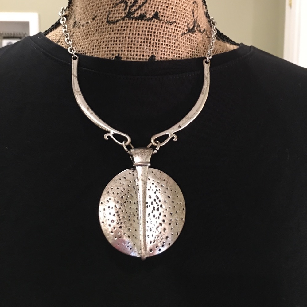 SILVER METAL STATEMENT NECKLACE