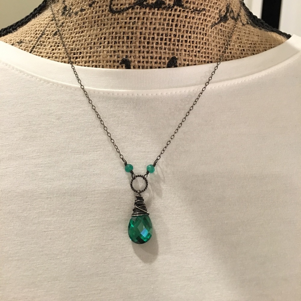 EMERALD GREEN STONE WIRE WRAPPED  NECKLACE