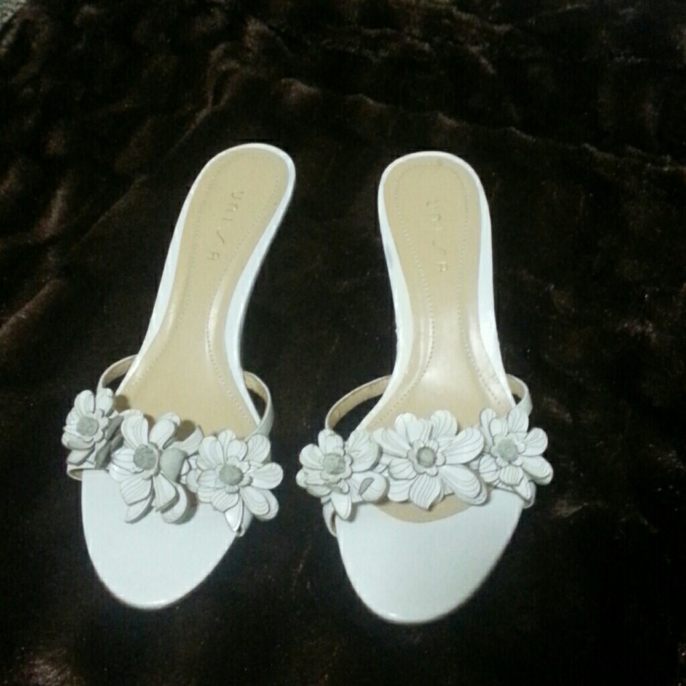Size 6 Unisa sandals excellent condition